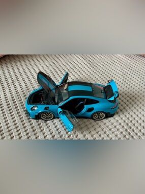 Porsche 911 GT2 RS Diecast Model Car Opening Doors Hood Detailed Display